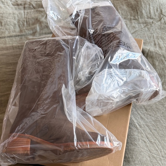 Camryn Frye Pull On Boots - Picture 3 of 6